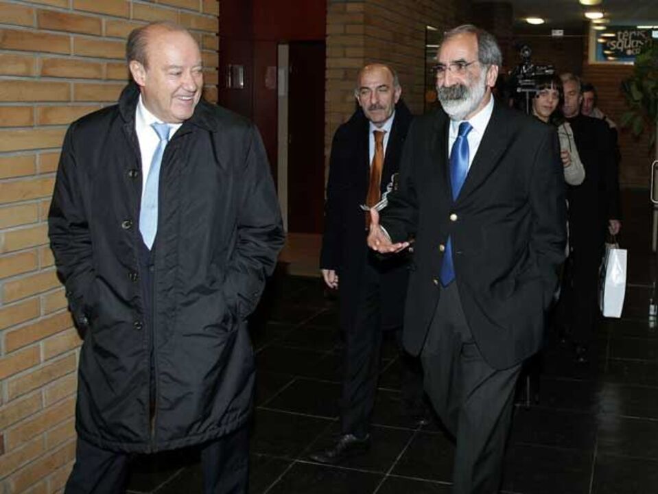 Aplauso com desafio aos críticos