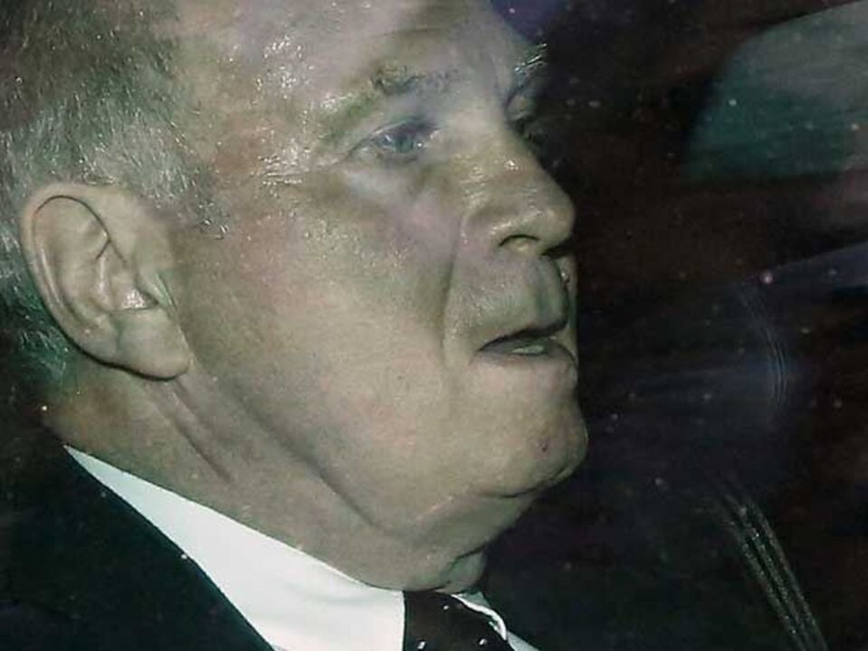 Hoeness não recorre e demite-se da presidência do Bayern