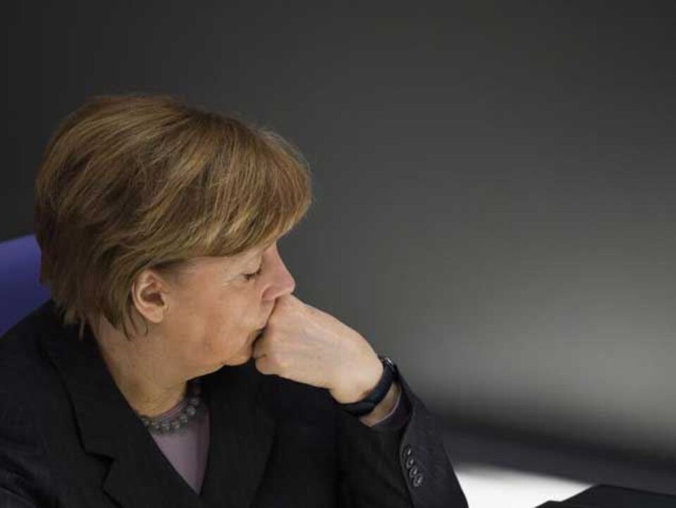 Angela Merkel respeita decisão de Uli Hoeness