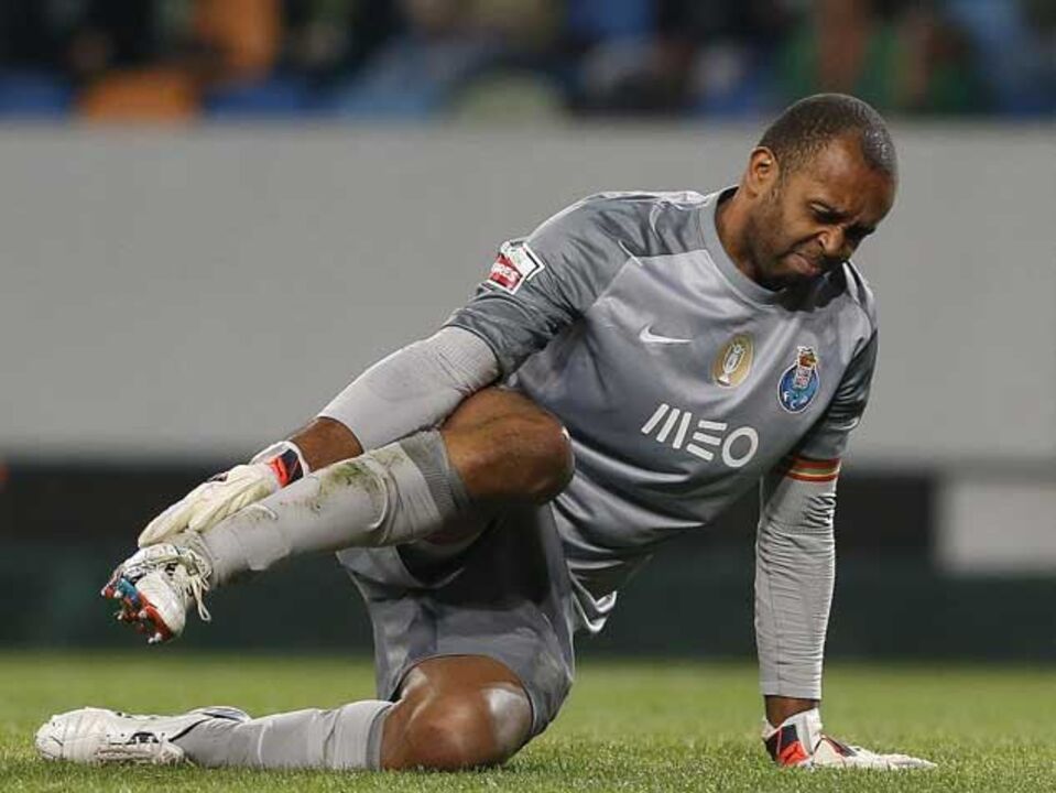 Helton vai ser operado e pára vários meses