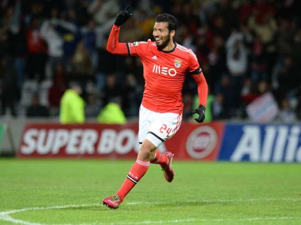 Garay marca dois e festeja 3.ª eleição