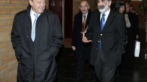 Aplauso com desafio aos críticos