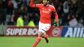 Garay marca dois e festeja 3.ª eleição