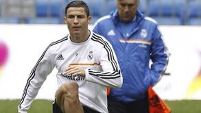 Ancelotti chama Ronaldo e minimiza lesão