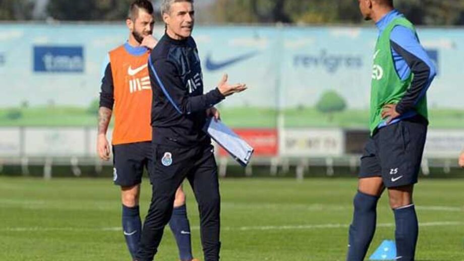 Defour e Josué espreitam o onze