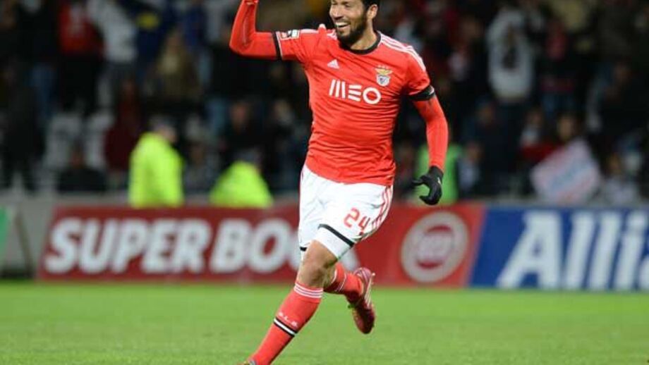 Garay marca dois e festeja 3.ª eleição