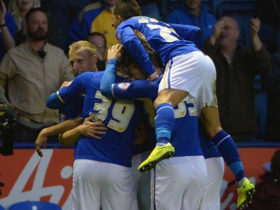 Leicester City garante subida à Premier League