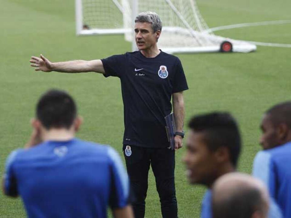 Luís Castro chama três "reforços" para preparar clássico