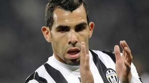 Tevez e Vidal rumam à Luz