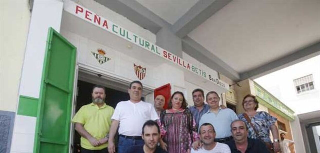 Rivais de mãos dadas