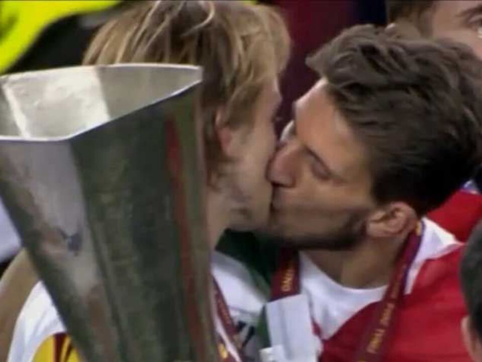 Rakitic "culpa" Carriço pelo beijo entre os dois