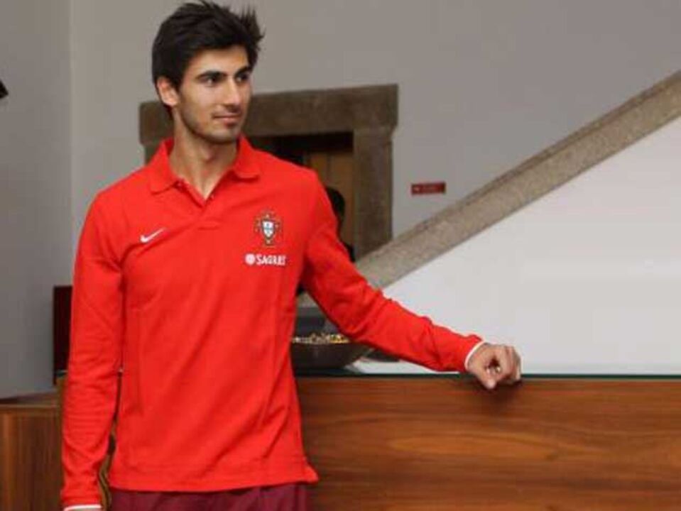 André Gomes: «Na segunda-feira logo se pensa na convocatória» 