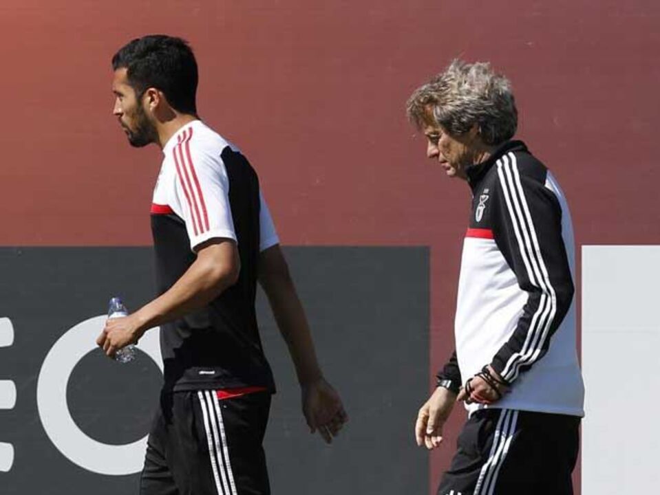 Jesus confirma saída de Garay