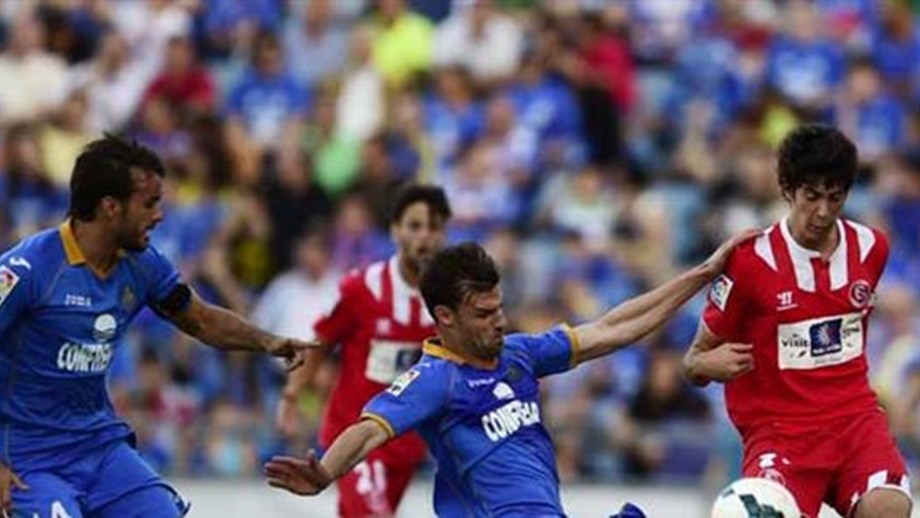 A defesa do Getafe não deu chances ao jovem avançado Carlos Fernández.