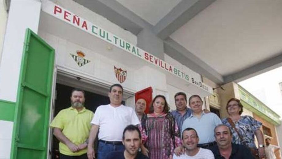 Rivais de mãos dadas