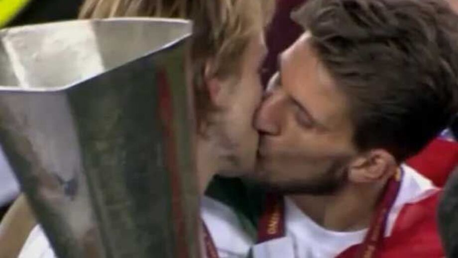 Rakitic "culpa" Carriço pelo beijo entre os dois