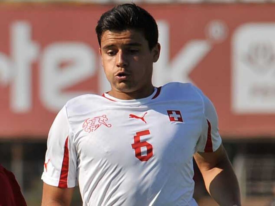 Águia universal alarga fronteiras