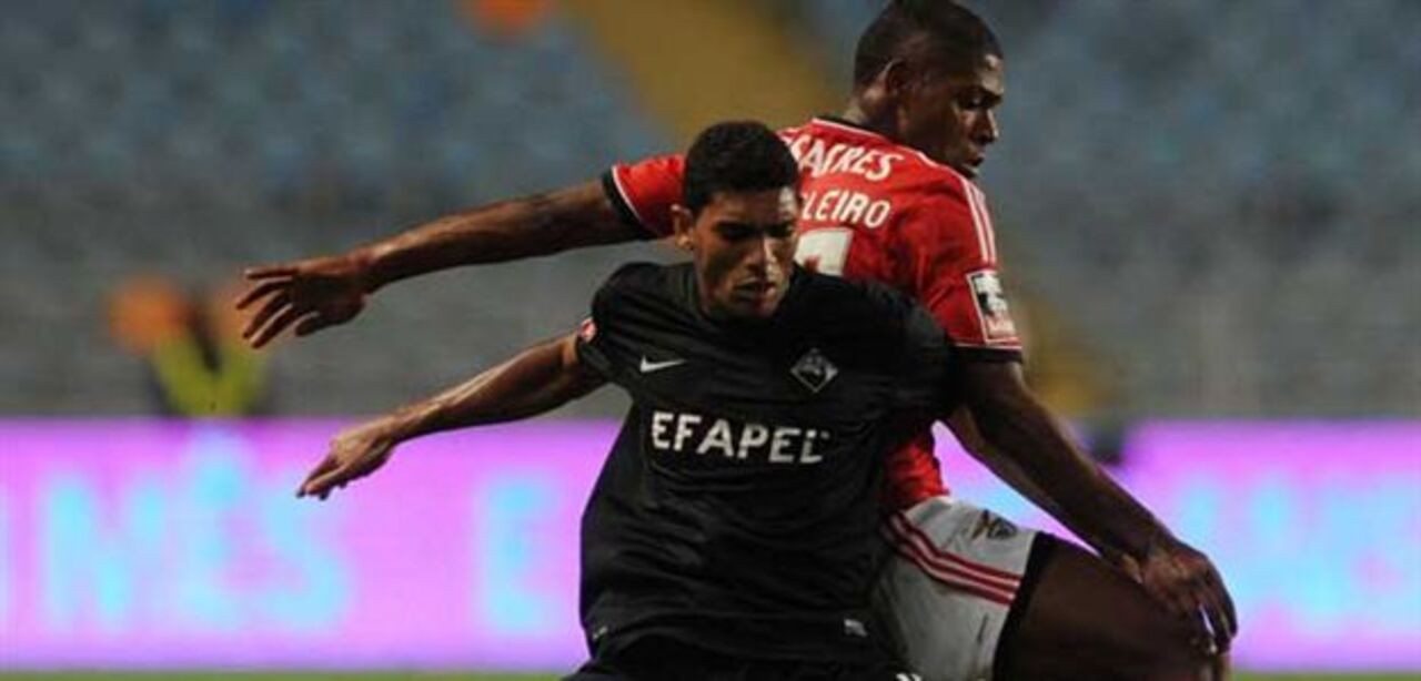 Águias atacam Djavan