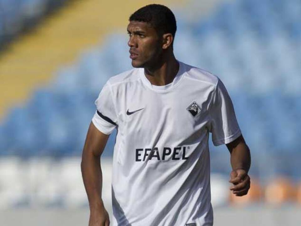 Djavan vai assinar por quatro épocas