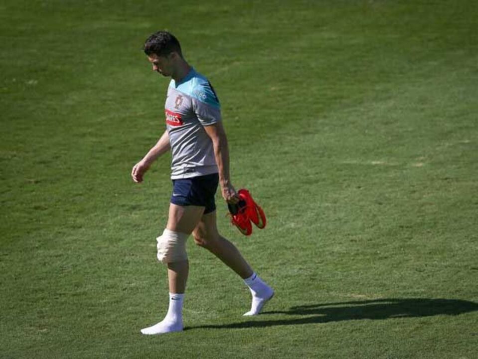 Ronaldo abandona treino com gelo no joelho