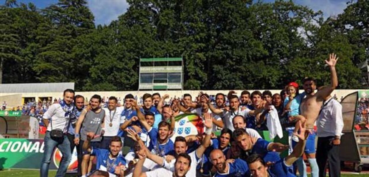 Uma luz inflamada ao fundo do túnel