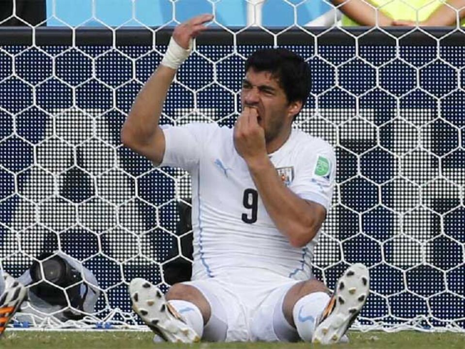 Suárez punido com 9 jogos de suspensão