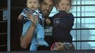 Suárez com os filhos a agradecer aos fãs