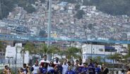 Seleção inglesa visita a famosa favela da Rocinha