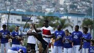Seleção inglesa visita a famosa favela da Rocinha