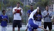 Seleção inglesa visita a famosa favela da Rocinha