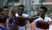Seleção inglesa visita a famosa favela da Rocinha