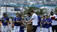 Seleção inglesa visita a famosa favela da Rocinha