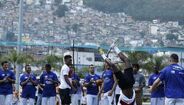 Seleção inglesa visita a famosa favela da Rocinha