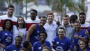 Seleção inglesa visita a famosa favela da Rocinha