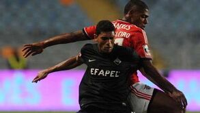 Águias atacam Djavan