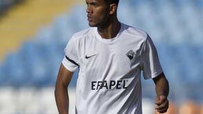 Djavan vai assinar por quatro épocas