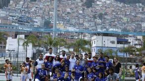 Seleção inglesa visita a famosa favela da Rocinha