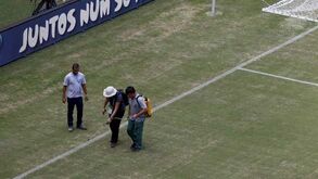 Um sinal bem amarelo no relvado de Manaus