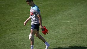 Ronaldo abandona treino com gelo no joelho