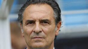 Cesare Prandelli e presidente da federação italiana demitem-se