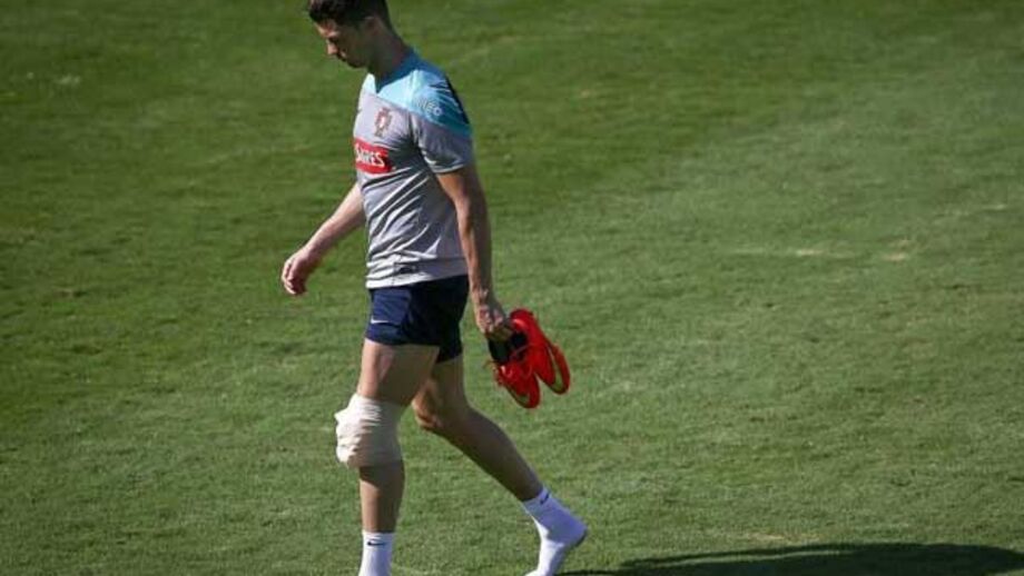 Ronaldo abandona treino com gelo no joelho