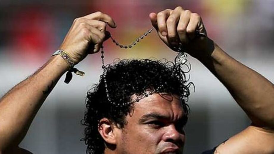 Maxi Pereira salva Pepe