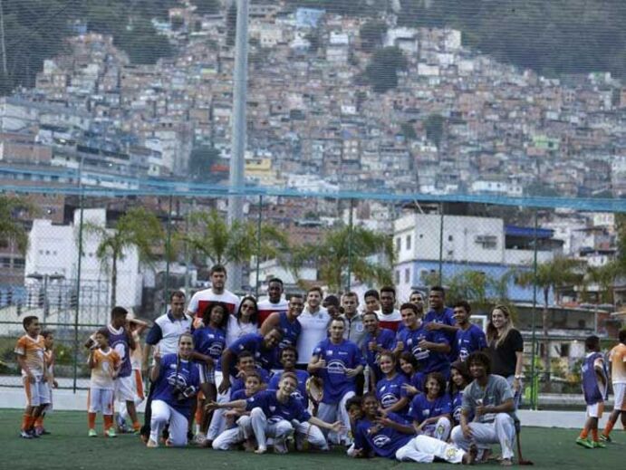 Seleção inglesa visita a famosa favela da Rocinha