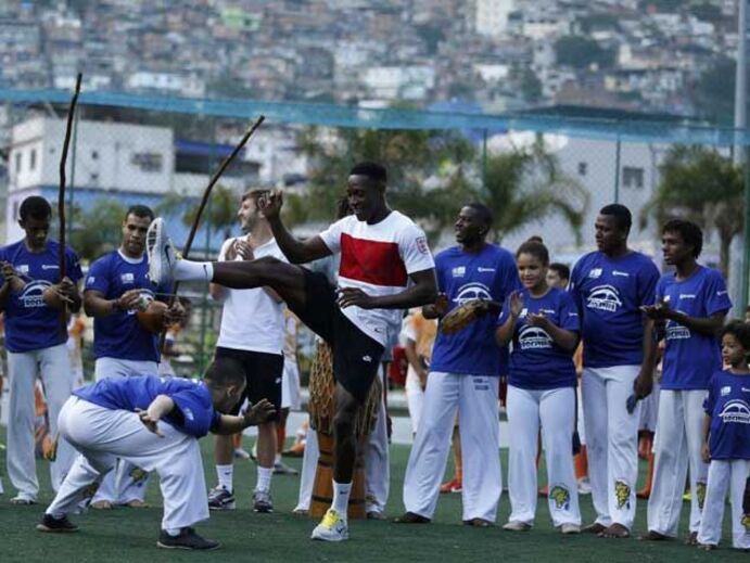 Seleção inglesa visita a famosa favela da Rocinha