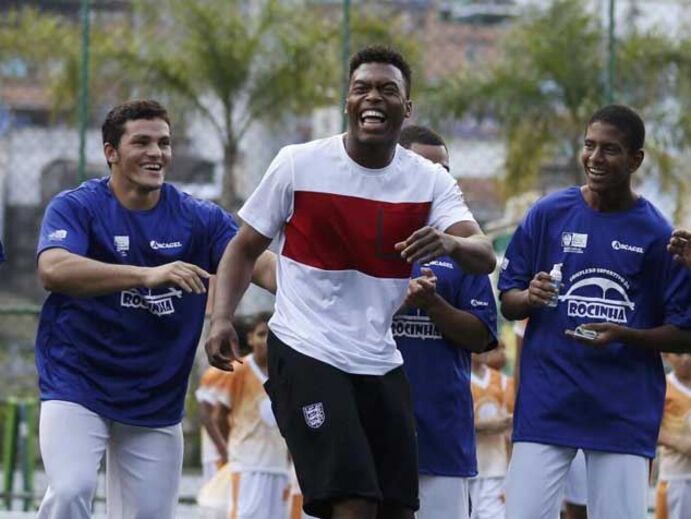 Seleção inglesa visita a famosa favela da Rocinha