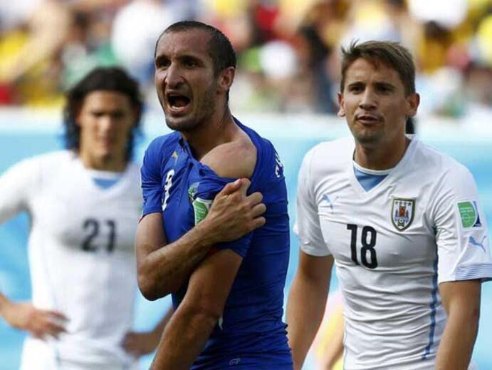 Chiellini queixa-se de ter sido mordido por Suárez