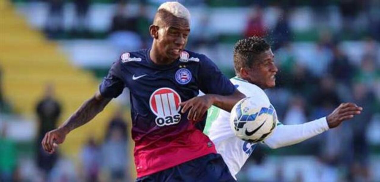 Talisca alvo para o meio-campo