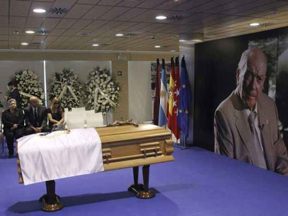 Velório de Di Stéfano junta milhares no Santiago Bernabéu
