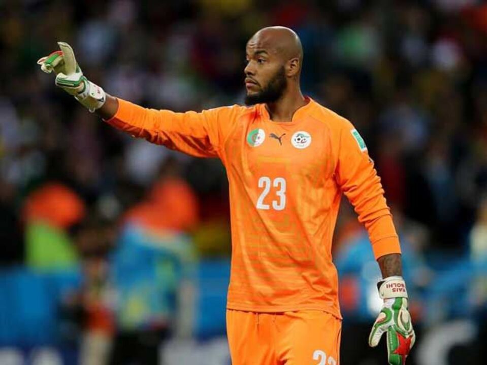 Dragões tentam guardião argelino Rais Mbolhi