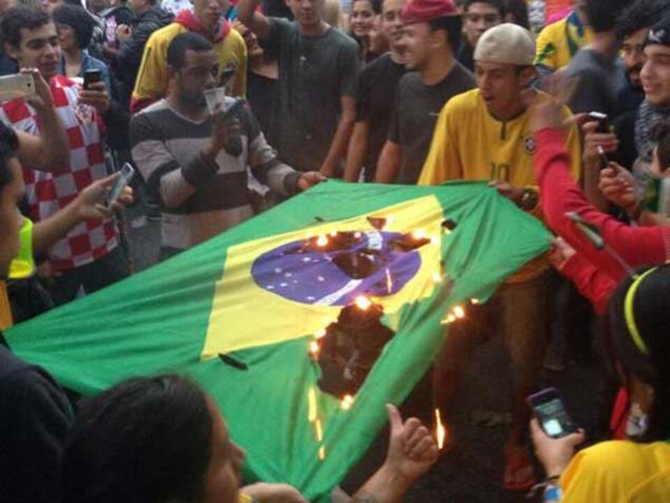 Bandeira queimada após eliminação